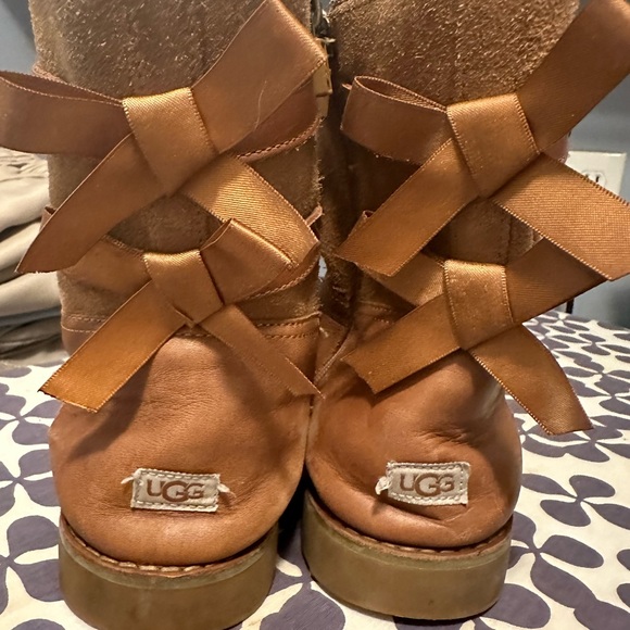 Girls size (4) Bailey Bow Leather Ugg Boots - Picture 5 of 5